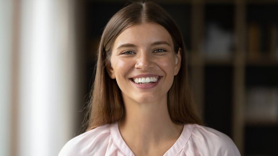 אישה מתלבטת על סוגי הלבנת שיניים בשבילה