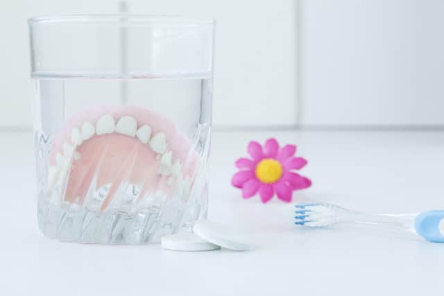 השריית שיניים במים בשביל ניקוי תותבות