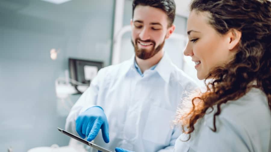 רופא נותן מרשם לאנטיביוטיקה לכאב שיניים