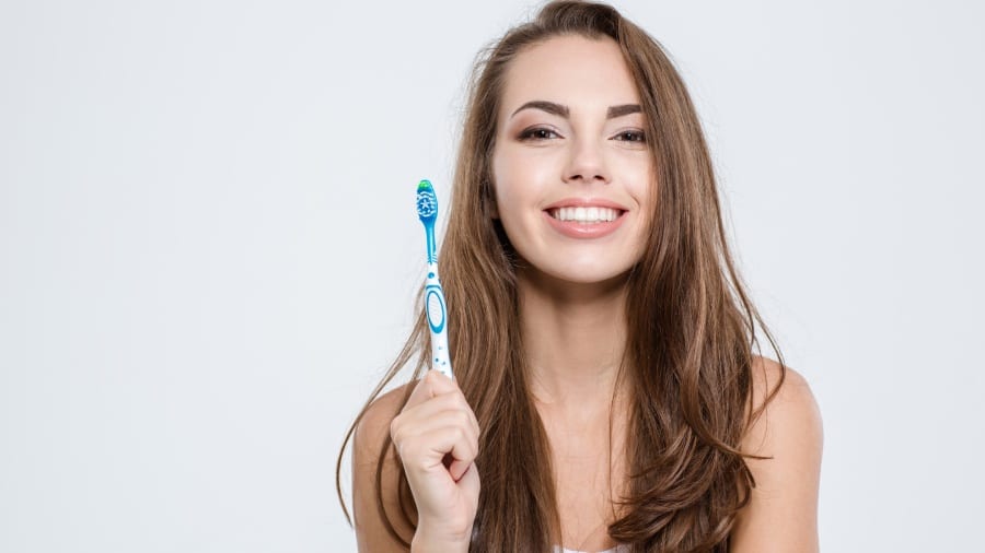 אישה מחפשת טיפול טבעי לכאבי שיניים