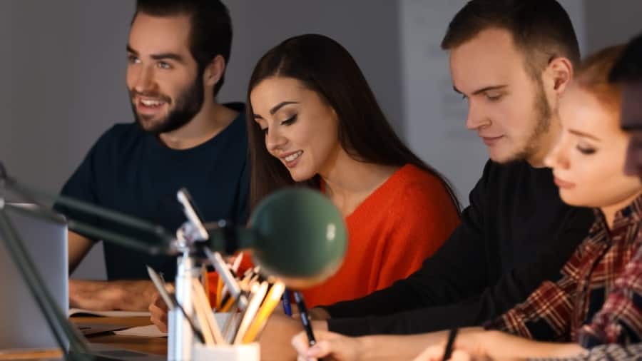 אישה חווה יובש בפה בלילה