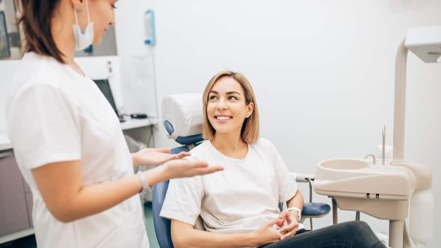 אישה מקבלת הסבר על טיפול טבעי בהרפס בשפתיים